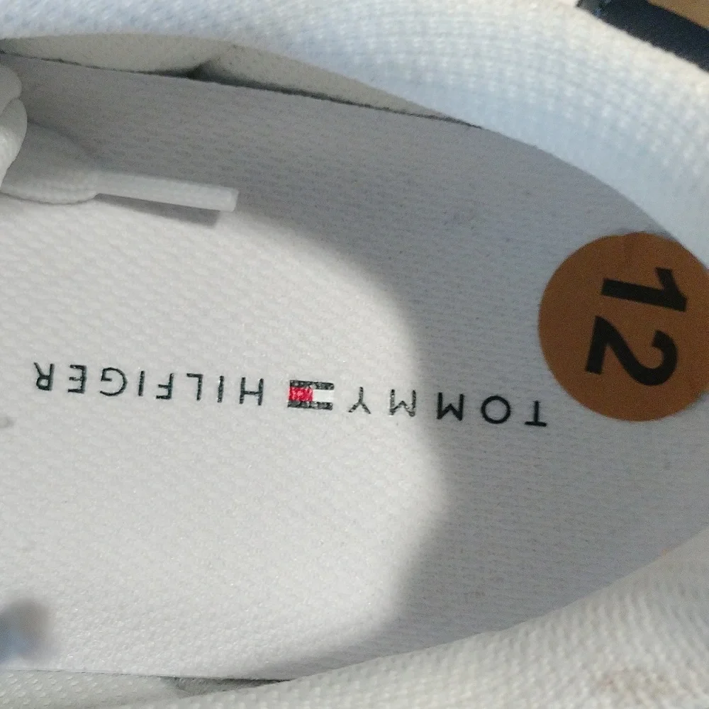Tommy Hilfiger white casual shoes classic lace up sneakers. - Picture 7 of 7